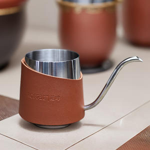 <span class=keywords><strong>Cafetière</strong></span> portable d'extérieur en acier inoxydable avec isolation en cuir, design simple et élégant, bec étroit, pour le voyage transfrontalier - Product Image 1