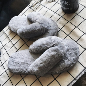 À la mode Léger En Peluche Doux Fausse Fourrure Moelleux Fuzzy Pantoufles Logo Personnalisé Chaud Hiver Tongs - Product Image 3