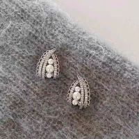 Boucles d'oreilles clous élégantes de style palais français, design haut de gamme, à la mode, pour femmes, avec détails géométriques en dentelle et perles