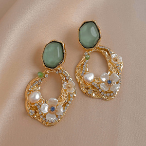 Magnifique Ensemble Style Palais avec Boucles d'Oreilles Géométriques Fleur à Pierres Brillantes - Product Image 4