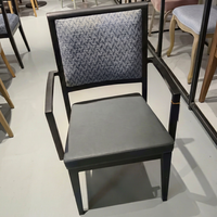 Fauteuil moderne en similicuir PU, dossier solide, confortable, mobilier de salle à manger, cadre noir, assise grise, chaises de restaurant en gros