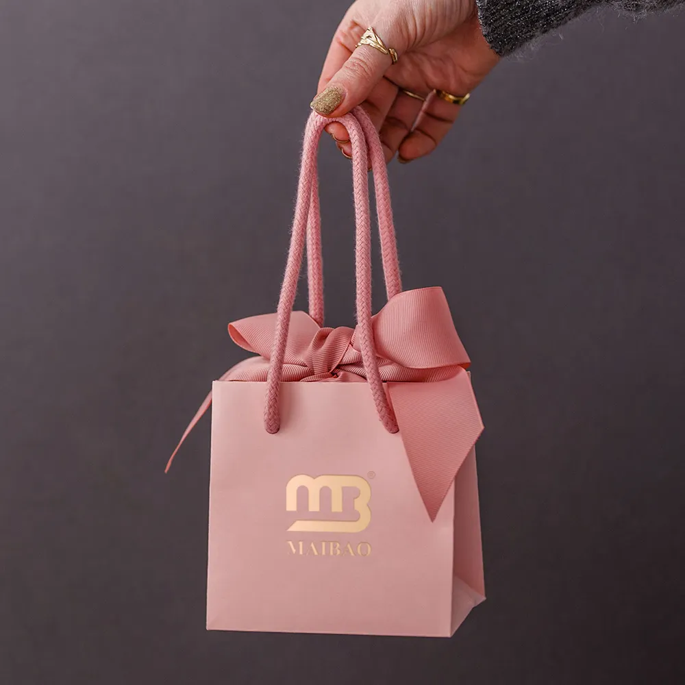 Sac d'emballage de luxe avec impression personnalisée mariage shopping parfum vêtements bijoux petit sac cadeau en papier avec votre propre logo