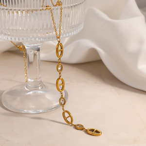 Collar Delicado con Eslabones Mariner en Forma <span class=keywords><strong>de</strong></span> Y para Mujer, Acero Inoxidable con Baño <span class=keywords><strong>de</strong></span> Oro <span class=keywords><strong>de</strong></span> 18K y Detalles <span class=keywords><strong>de</strong></span> Circonita Cúbica, Joyería Minimalista <span class=keywords><strong>de</strong></span> Lujo Discreto - Product Image 4