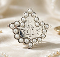 Broche de sororité en alliage avec accent perlé et pendentif lettre grecque, idéale pour cadeau et fête