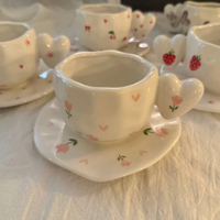 Ensemble tasse et soucoupe en céramique de style coréen avec motif de cœur, doté d'une poignée en forme de cœur