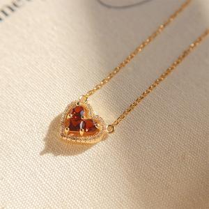 Collar con colgante de circón Rojo granada en forma de corazón chapado en oro de 18 quilates S925, una joyería lujosa y nicho para mujer - Product Image 3