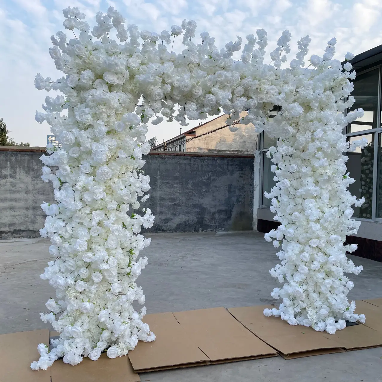 EG-WD68 White Wedding Arch Flower With Green Artificial Wedding Flowers For Metal Arch Square With Flower