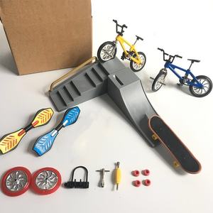 Ensemble de jouets miniatures de 18 pièces prêt à être expédié en 2025, comprenant un vélo et une <span class=keywords><strong>trottinette</strong></span> à doigts, en vente - Product Image 5