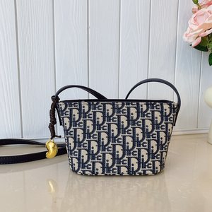 Sac messager tendance et luxueux modèle 2025. Sac seau pour femme en PU. - Product Image 6