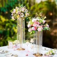Vase à fleurs de luxe en cristal doré avec perles, arrangement floral artificiel de roses en soie rose, décoration de centre de table pour mariage et banquet