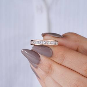 Bague de mariage classique en or rose avec moissanite taille ronde, élégante, sertie en canal, pour femme, bijou demi-éternité pour anniversaire - Product Image 1