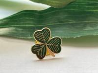 Fabrication Broche en métal en forme de plantes Épinglette en émail doux pour chapeau feuille verte Accessoires de chapeau de mode personnalisés Épingles en émail exquises