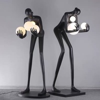 Lampe sur pied en résine en forme de statue humanoïde, représentant une personne tenant une boule de verre, avec éclairage LED, pour salle d'exposition, salon ou décoration.