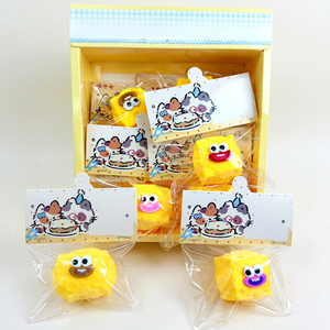 Juguetes blandos de esponja amarilla con caras de dibujos animados en empaque transparente para niños de 3 años en adelante, diversión unisex para el tiempo de juego. - Product Image 1