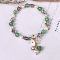 Nouveau bracelet tendance en perles d'eau douce avec breloques exquises en pierre rose, cristal et fleur de coquillage pour femme
