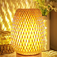 Lampe de table en bambou et rotin tissée à la main, lumière rétro chaude