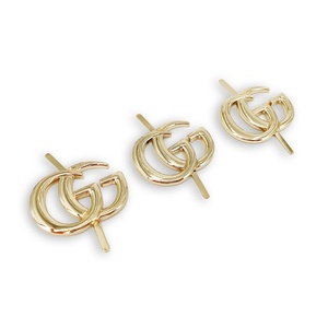 ป้ายเสื้อผ้าออกแบบพิเศษระดับพรีเมียม โลโก้โลหะแบรนด์ดัง โลโก้นักออกแบบสำหรับกระเป๋าถือ - Product Image 2