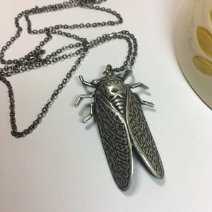 Collar con Colgante de Cigarra Grande con Medallón Secreto Oculto, Joyería Entomológica de Insectos - Product Image 1