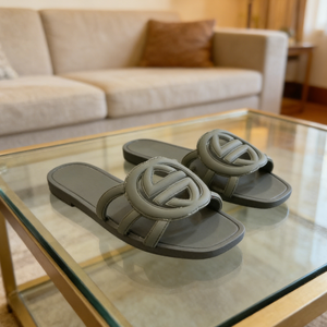 Sandalias de lujo para mujer 2025 con logo entrelazado, de goma rosa brillante, planas, de punta abierta, informales, para playa y piscina, de diseñador - Product Image 2