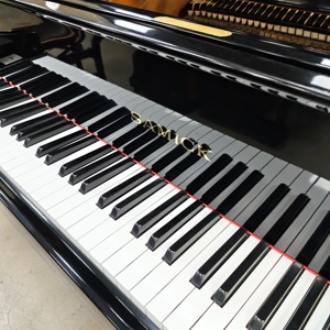 Piano de cola Samick GSD185E usado de primera calidad, con tacto suave de teclas, tono equilibrado de rango completo para estudio musical - Product Image 2