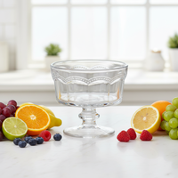 Bol à glace à pied festonné et perlé de 250 ml. Tige robuste à motif victorien. Verre sodocalcique compatible lave-vaisselle. Couleur personnalisable