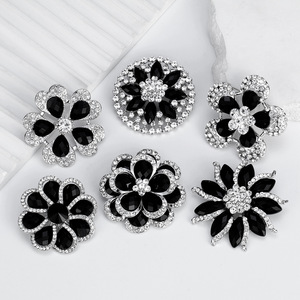 Bros Bunga Hitam Minimalis Mewah untuk Wanita Pria Pin Bunga Berlapis Perak Bertabur Berlian Hadiah Perhiasan Pernikahan Elegan - Product Image 3