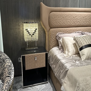 เตียงนอนหรูหราสไตล์อิตาลี ดีไซน์ PFZION HOME ขนาดคิงไซส์/ควีนไซส์ โครงไม้เนื้อแข็งหุ้มหนังแท้ พร้อมดีไซน์แบบ Tufted  สำหรับห้องนอน - Product Image 2