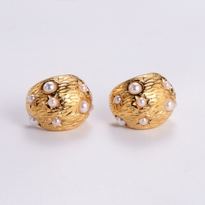 ต่างหูมุกเกรดสูง ตัวเรือนไทเทเนียมสตีลสีแดง ดีไซน์ทันสมัยและเป็นที่นิยม สไตล์ INS  ต่างหูแฟชั่นขายส่งสำหรับผู้หญิง - Product Image 6