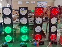 Feux de signalisation solaires à LED pour piétons et cyclistes, module flèche rouge pleine écran 300mm 400mm à flux élevé, alimentés par l'énergie solaire