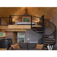 Escalier en colimaçon intérieur avec la balustrade en verre de courrier