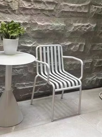 Chaise blanche avec accoudoirs [enchère minimum de deux pièces]
