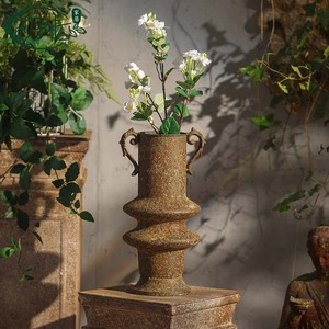 แจกันโลหะสไตล์อเมริกันแบบเรียบง่ายพร้อมหูจับ ตกแต่งโต๊ะสไตล์โบราณ สำหรับใช้ในสวน บ้าน และกลางแจ้ง - Product Image 1