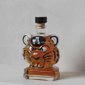 Carafe en verre en forme de tête de tigre, verre sans plomb avec détails peints en noir, idéale pour les spiritueux et la décoration de bar - Product Image 6