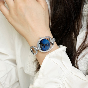 Reloj de Mujer de Lujo con Diseño de Cielo Estrellado, Estilo de Brazalete Hueco Único y Exquisito, Especial de Navidad - Product Image 4