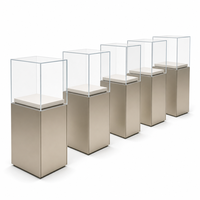 Ensemble d'agencements modulaires pour présentoirs de montres et bijoux en or champagne, avec vitrines sur piédestal