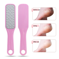 Lime à pieds efficace pour éliminer les peaux mortes, lavable, manche long, grattoir à pieds en métal, coloré