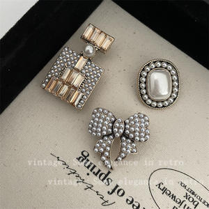Broche Vintage Elégante Perle Gland Strass Fleur Bowknot Designer Mode Broches Pins pour Femmes Robe - Product Image 3