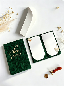 Livre <span class=keywords><strong>de</strong></span> Vœux <span class=keywords><strong>de</strong></span> Mariage en Velours Vert Émeraude Personnalisé avec Lettrage Doré, Pochettes d'Angle, Insert Floral en Papier, Livret <span class=keywords><strong>de</strong></span> Vœux <span class=keywords><strong>de</strong></span> Mariage pour Lui et Elle - Product Image 1