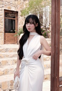 Robe longue blanche à col en V profond, design parfait pour sculpter le corps, avec un accent floral surdimensionné sur la taille, fabriquée au Vietnam - Product Image 2