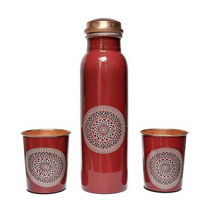 Botella de agua metálica de cobre para exteriores, juego de botella de agua de cobre con dos tazas, diseño bohemio, rojo, portátil, para viajes. - Product Image 1