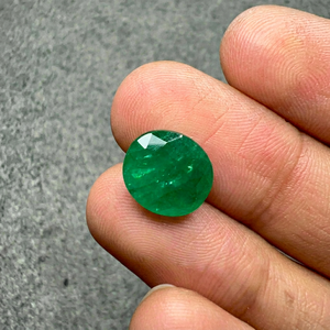 Émeraude naturelle de Zambie de 4,36 carats, taille ovale, pierre précieuse verte facettée pour bague, pendentif, collier, bijoux, vente en gros - Product Image 1