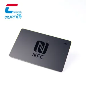 بطاقات عمل NFC لوسائل الإعلام الاجتماعية ذات جودة عالية وكاملة باللون الأسود غير اللامع لمشاركة ملفات الاتصال مع شعار UV وqr