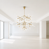 Lustre Cano Lighting Gold Starburst, feuilles en verre blanc givré sur bras métalliques fins, lumière de plafond pour la maison au éclat chaleureux