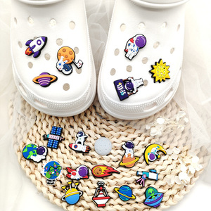 Breloques de chaussures en PVC mignonnes de dessin animé pour sandales sabots pour femmes, décoration en gros personnalisée - Product Image 2