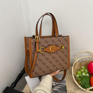 <span class=keywords><strong>Sac</strong></span> fourre-tout <span class=keywords><strong>Guess</strong></span> imprimé, bandoulière croisée, couleur contrastante, grande capacité. - Product Image 5