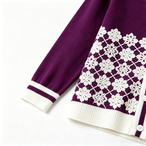 Cappotto Lavorato a Maglia Oversize da Donna con Bottoni, Stile Vintage, con Applicazioni Floreali a Rombo e Motivo Floreale Traforato - Product Image 6