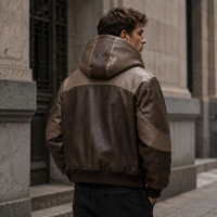 Blouson Bomber Homme Personnalisé à Capuche, Finition Cuir, Fermeture Éclair Métallique, Poches à Rabat, Poignets en Tricot Côtelé, Veste Décontractée Quotidienne Streetwear