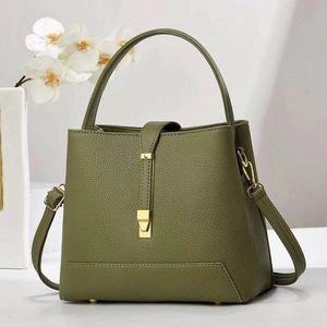 กระเป๋าโท้ทหนังแท้แบบสั่งทำสำหรับผู้หญิง รุ่นกระเป๋าสะพายไหล่ ดีไซน์เนอร์แบรนด์ของตัวเอง สไตล์มินิมอล รับผลิตแบบ OEM/ODM - Product Image 2