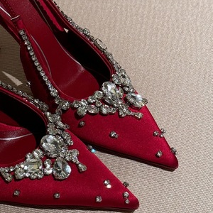 Escarpins d'été 2026 style féerique en satin rouge avec boucle en cristal, talons aiguilles pointus de 10 cm, semelle extérieure en caoutchouc pour mariage, fête, banquet - Product Image 5
