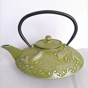 Tetera Japonesa Tetsubin de Hierro Fundido con Diseño de Pez Kio Verde Claro de 800 ml con Colador - Product Image 1